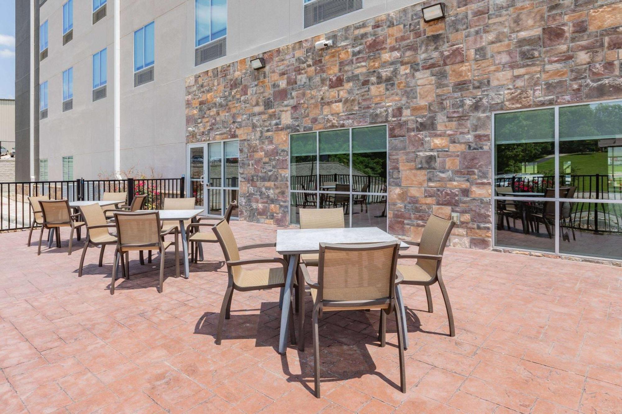 La Quinta Inn & Suites By Wyndham Jackson-Cape Girardeau Exterior photo